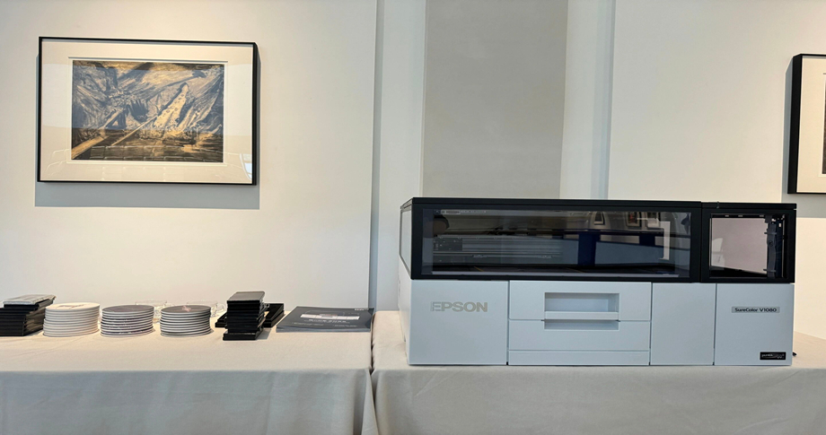 爱普生SC-V1080 UV平板打印机亮相鼓浪屿唐晖个展，解锁个性化艺术定制新玩法！